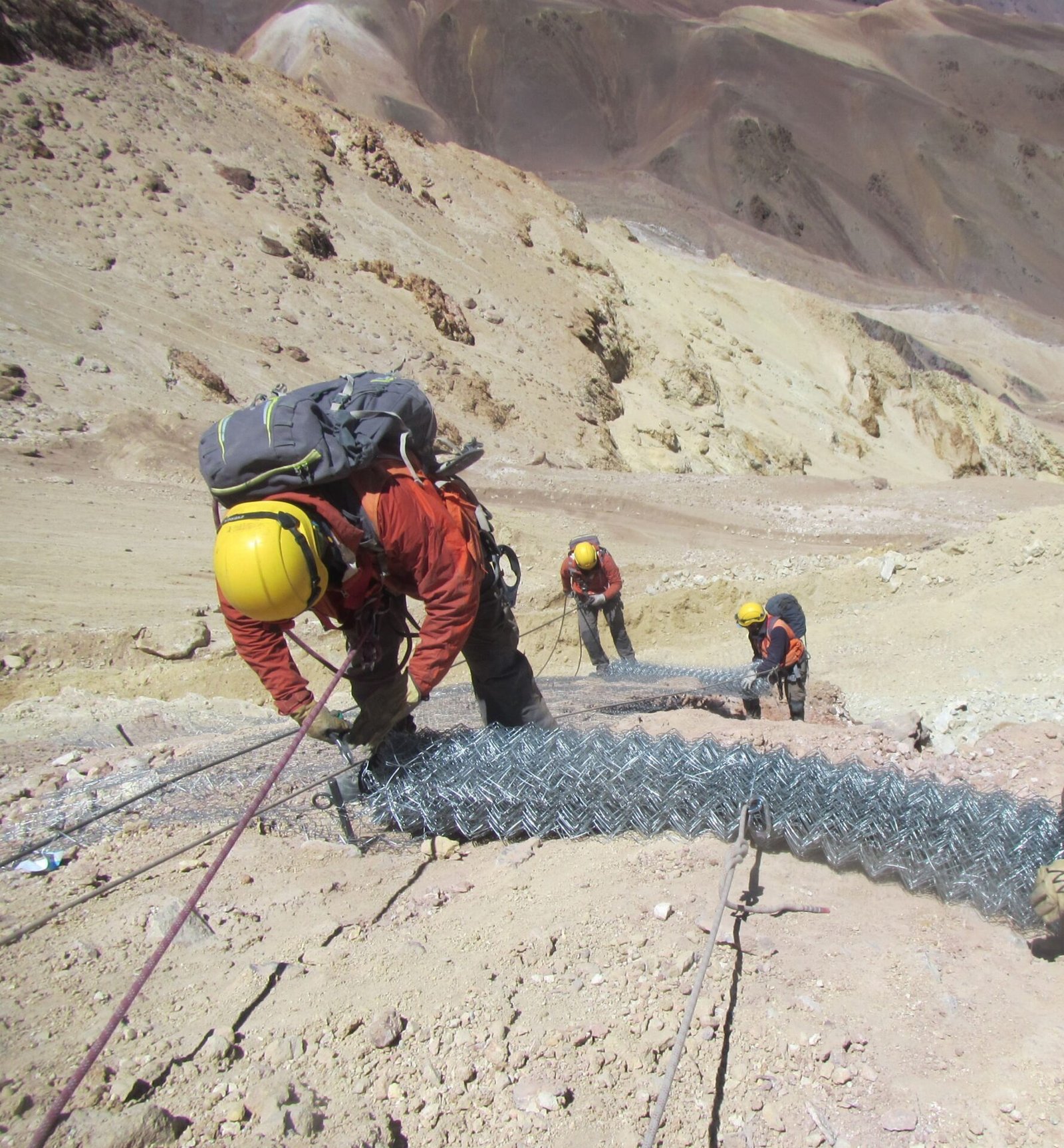 Geomecánica y control de cortes en cerro con equipo de seguridad