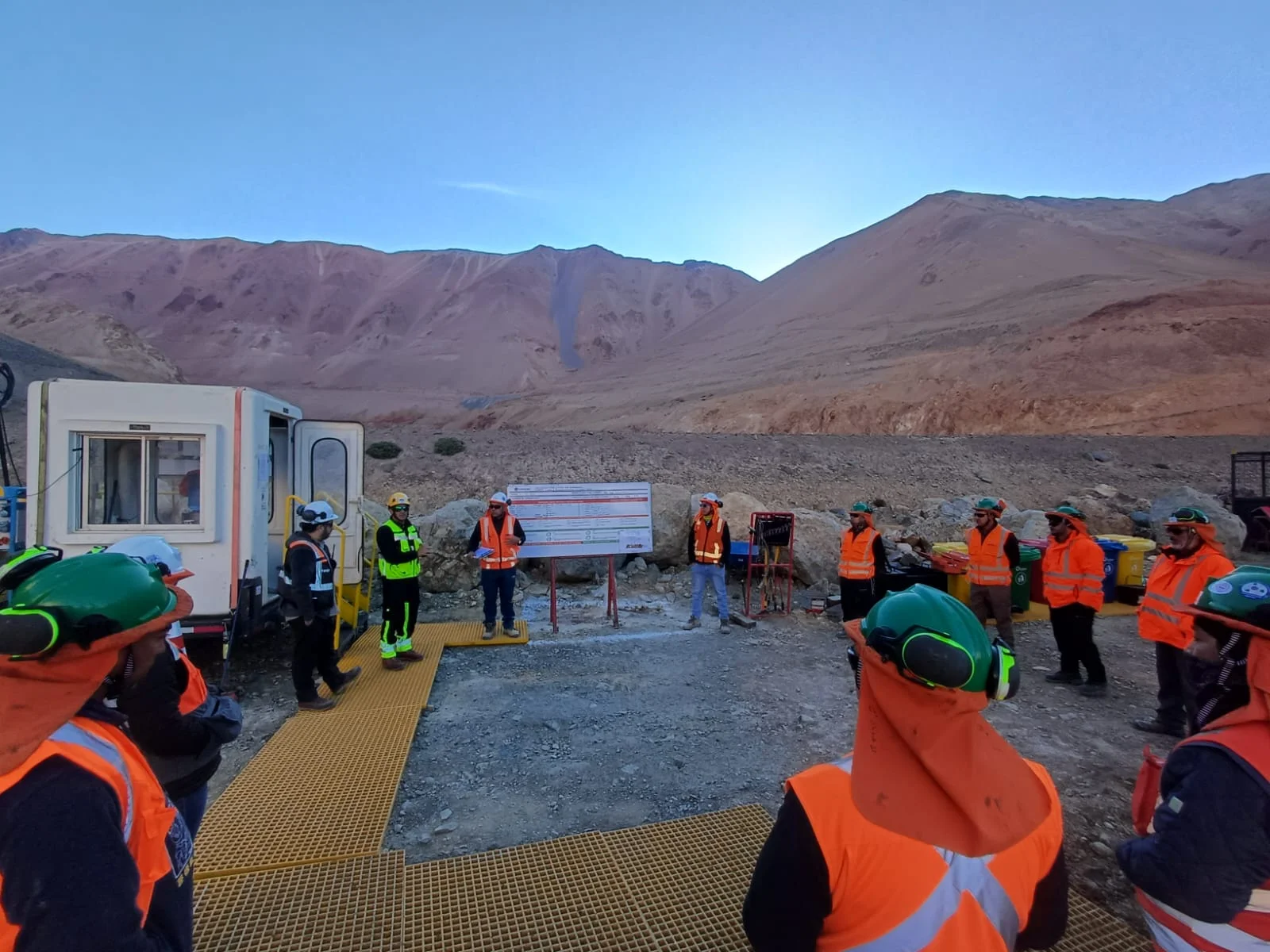 Charlas de brigada al personal en terreno